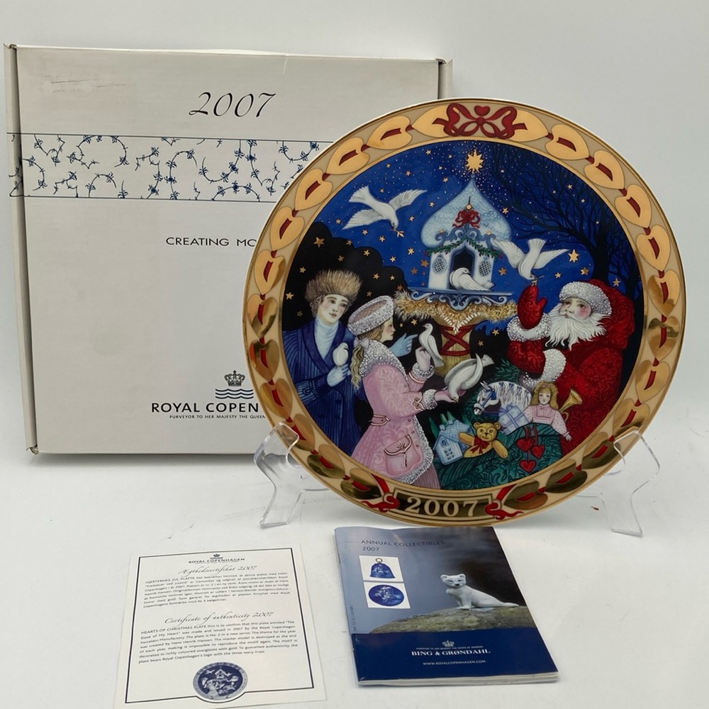 Royal Copenhagen 2007 Hearts of Christmas Plate